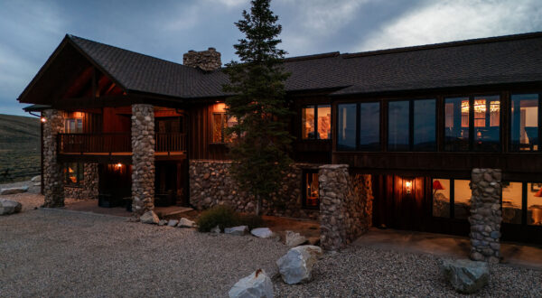 The Gates at Stonegate: A Saratoga Corridor Showpiece